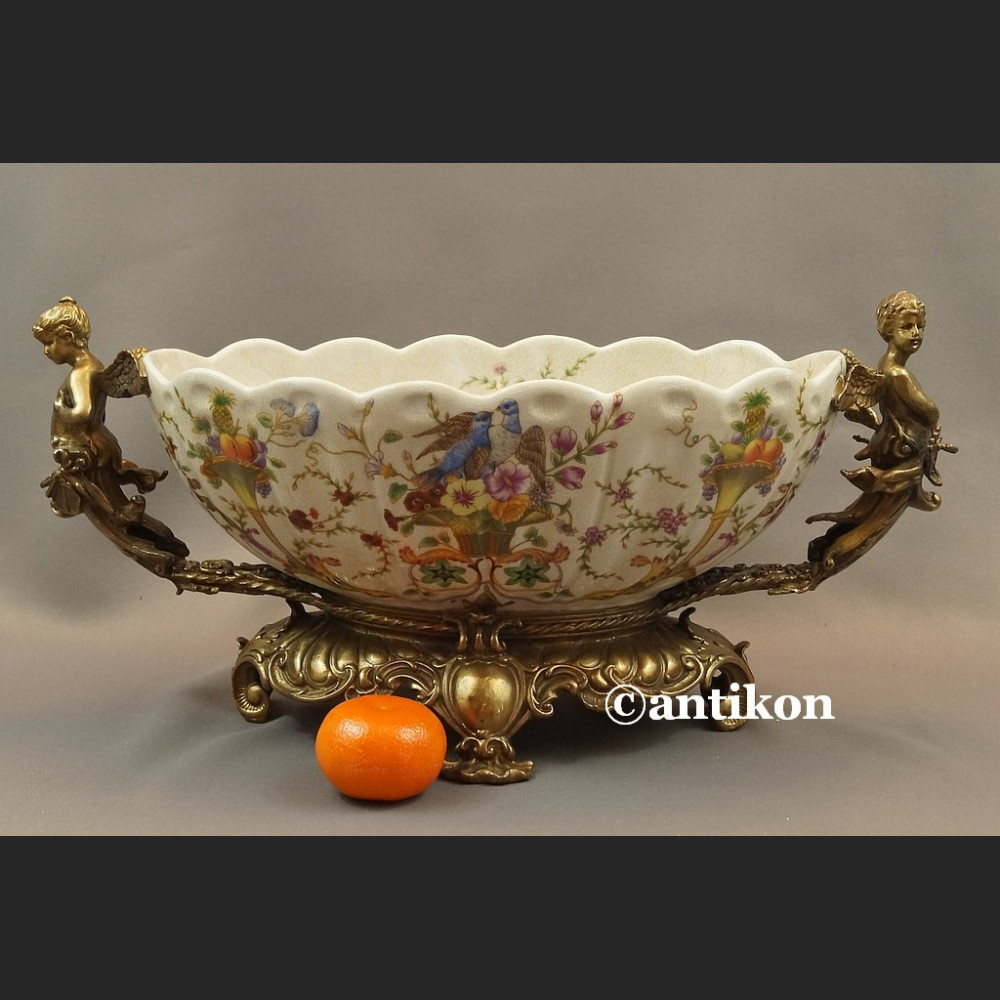 Porcelanowa patera z figurami aniołów z brązem Porcelanowa patera z figurami aniołów z brązem