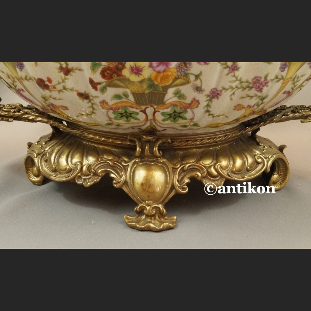 Porcelanowa patera z figurami aniołów z brązem Porcelanowa patera z figurami aniołów z brązem