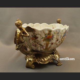 Porcelanowa patera z figurami aniołów z brązem Porcelanowa patera z figurami aniołów z brązem