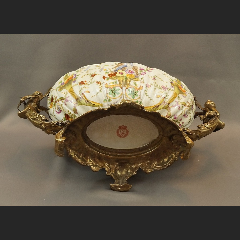 Porcelanowa patera z figurami aniołów z brązem Porcelanowa patera z figurami aniołów z brązem