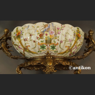 Porcelanowa patera z figurami aniołów z brązem Porcelanowa patera z figurami aniołów z brązem
