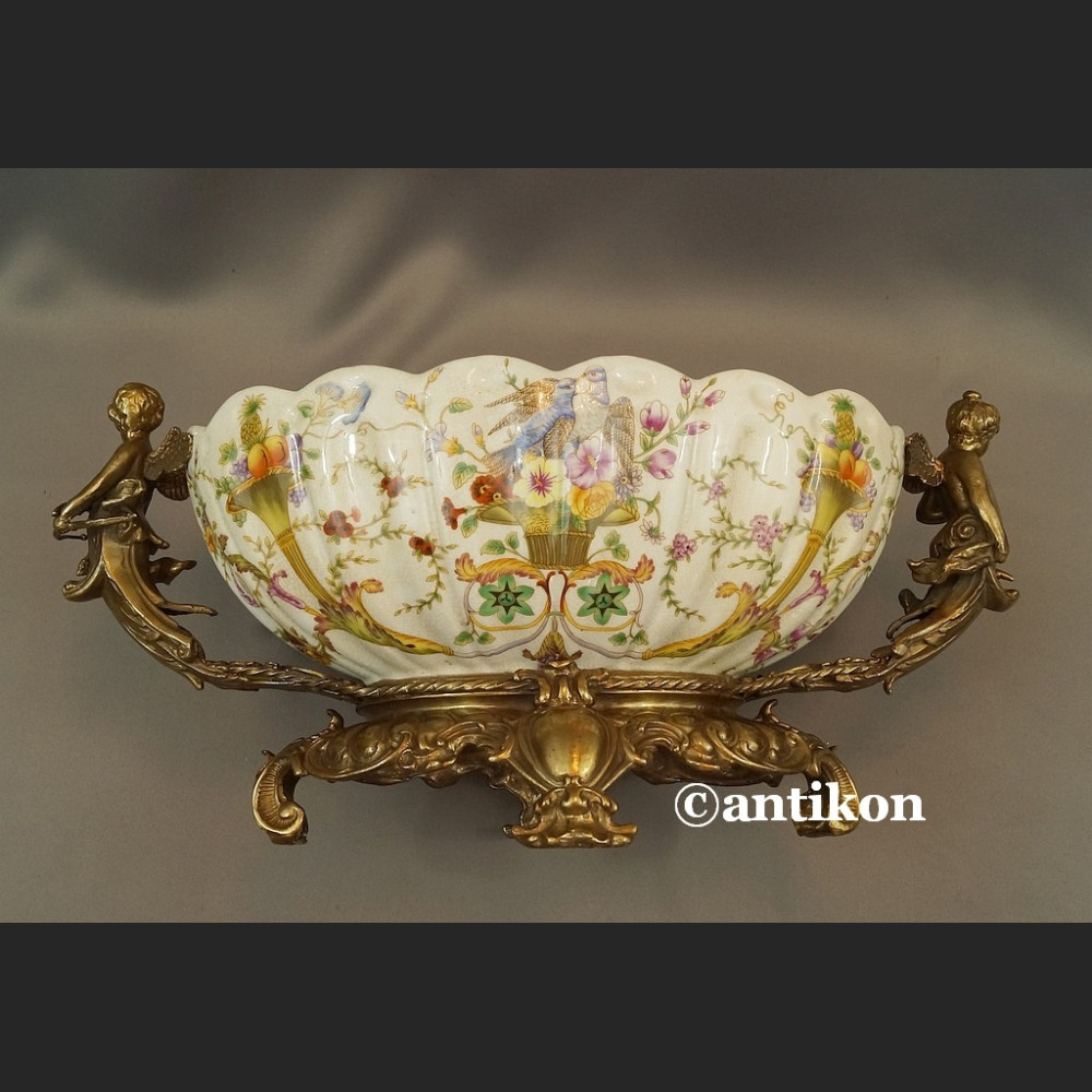 Porcelanowa patera z figurami aniołów z brązem Porcelanowa patera z figurami aniołów z brązem