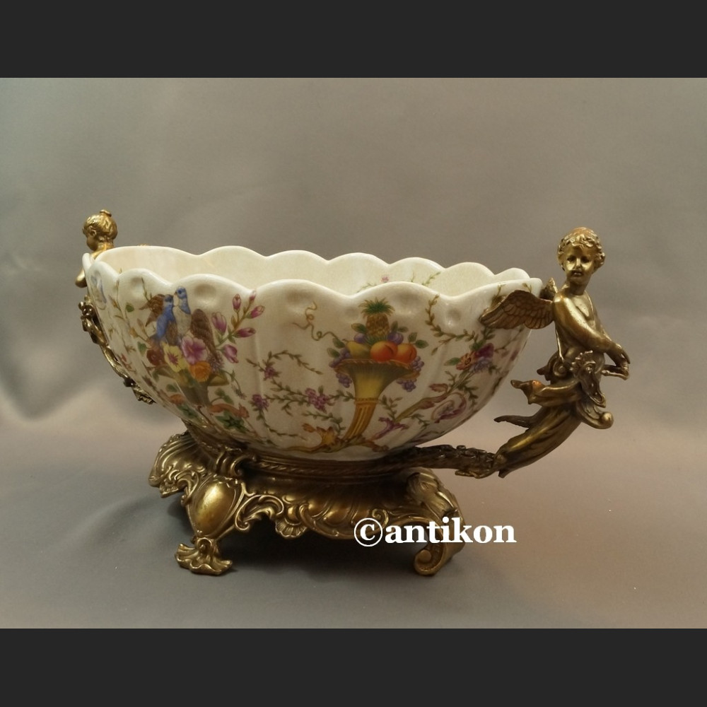 Porcelanowa patera z figurami aniołów z brązem Porcelanowa patera z figurami aniołów z brązem