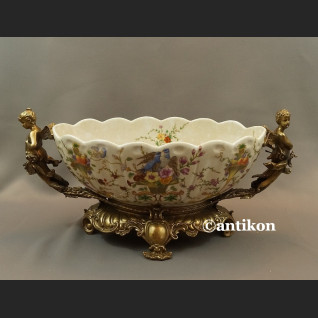 Porcelanowa patera z figurami aniołów z brązem