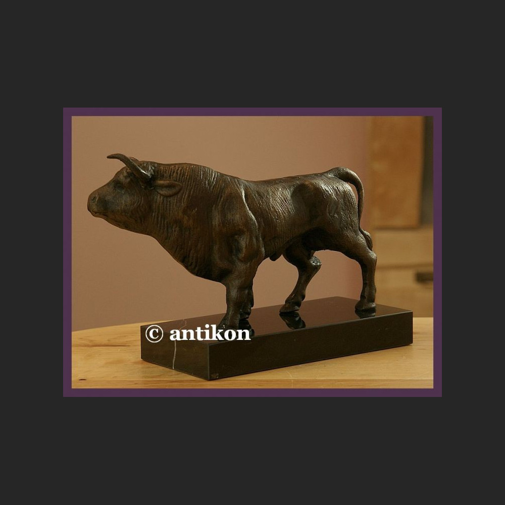 Byk masywana figura 