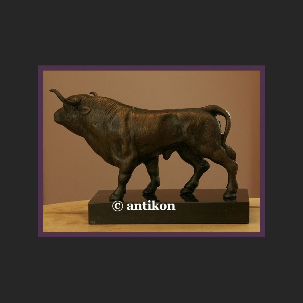 Byk masywana figura 