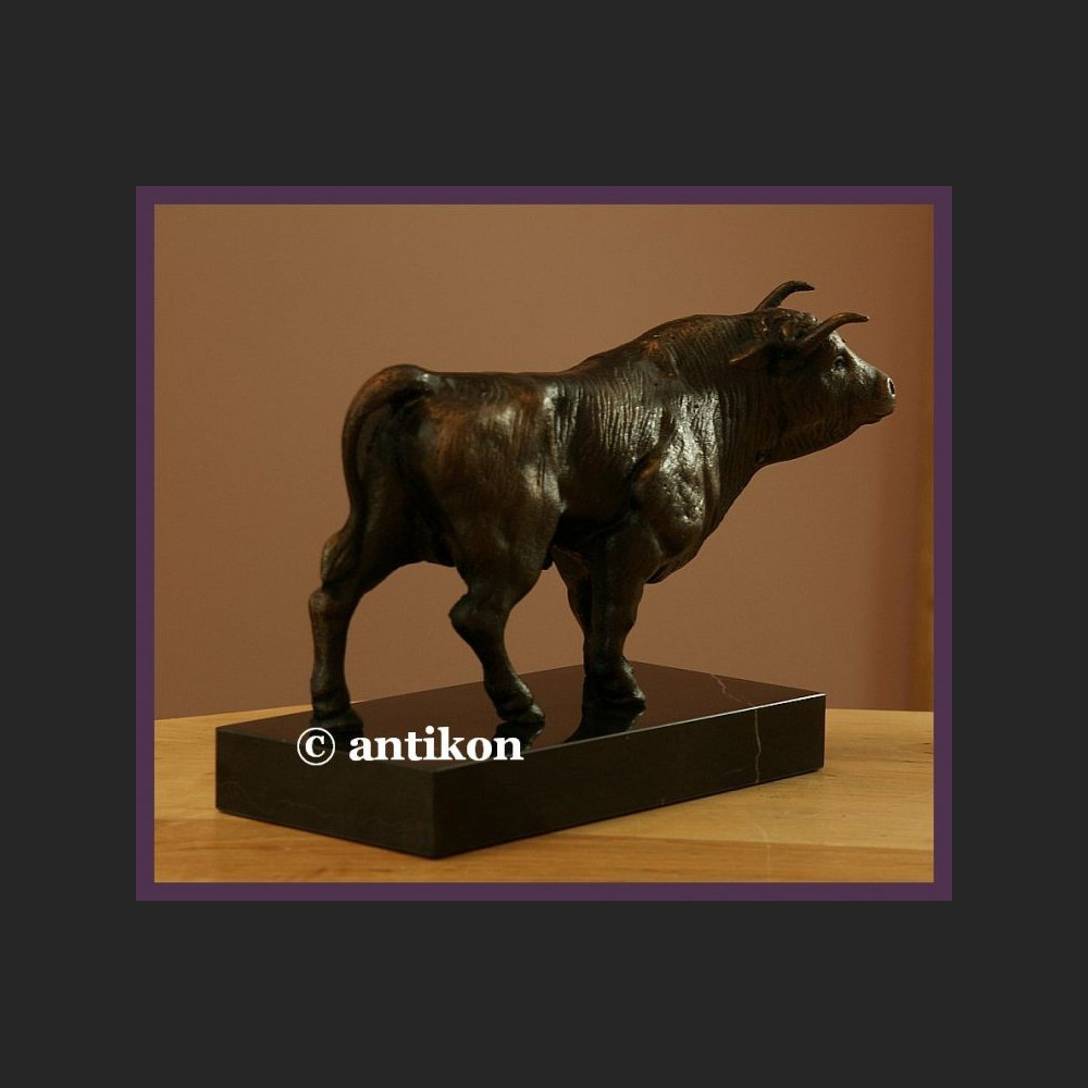 Byk masywana figura 