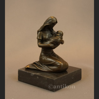 Macierzyństwo figurka z brązu 