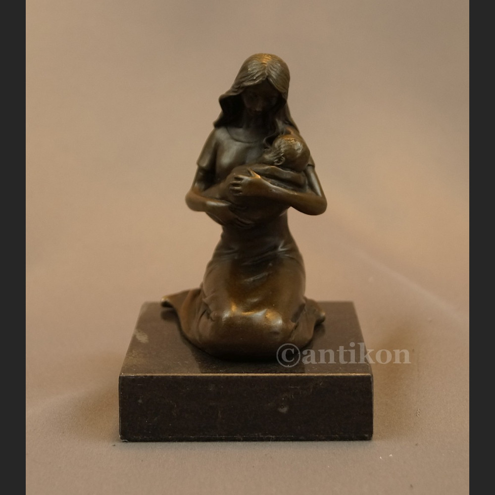 Macierzyństwo figurka z brązu 