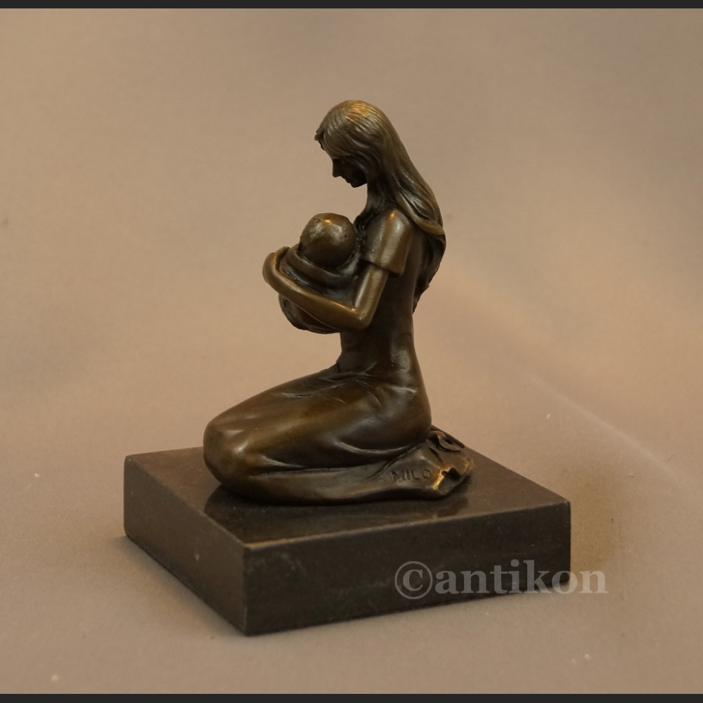 Macierzyństwo figurka z brązu 