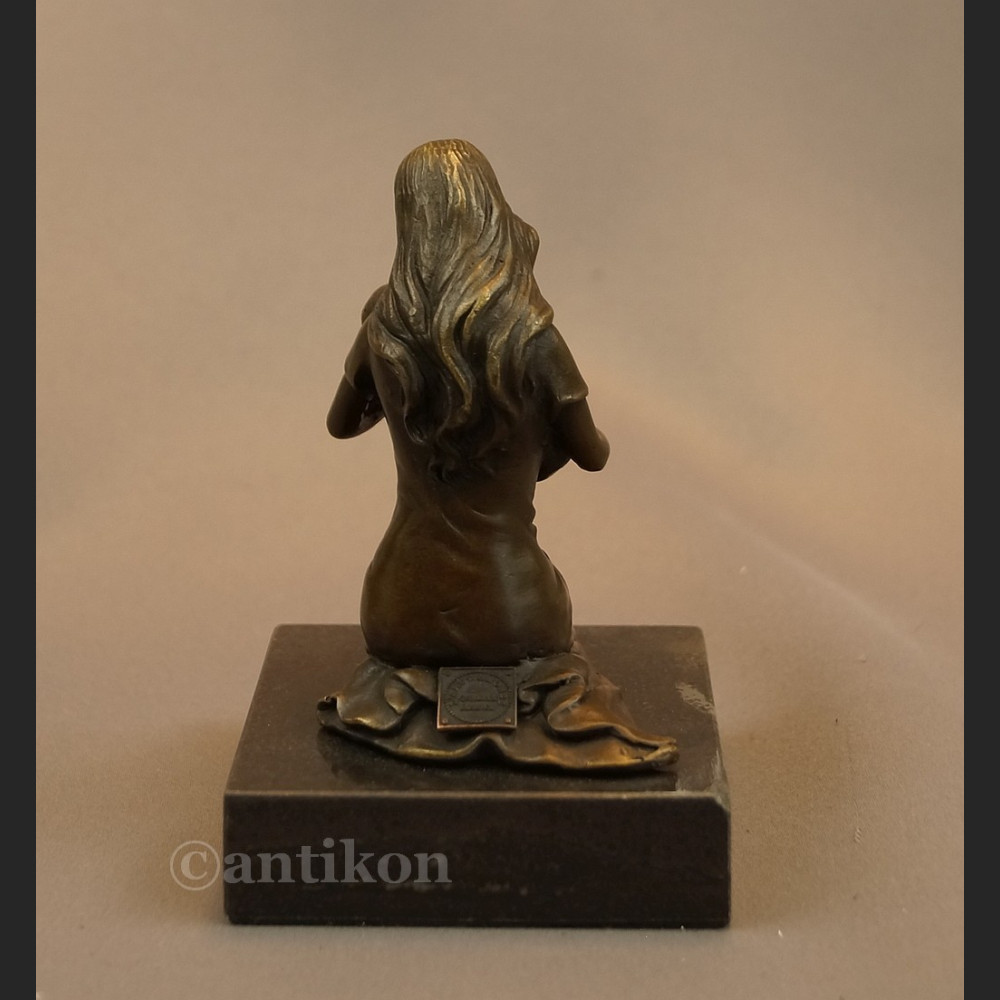 Macierzyństwo figurka z brązu 