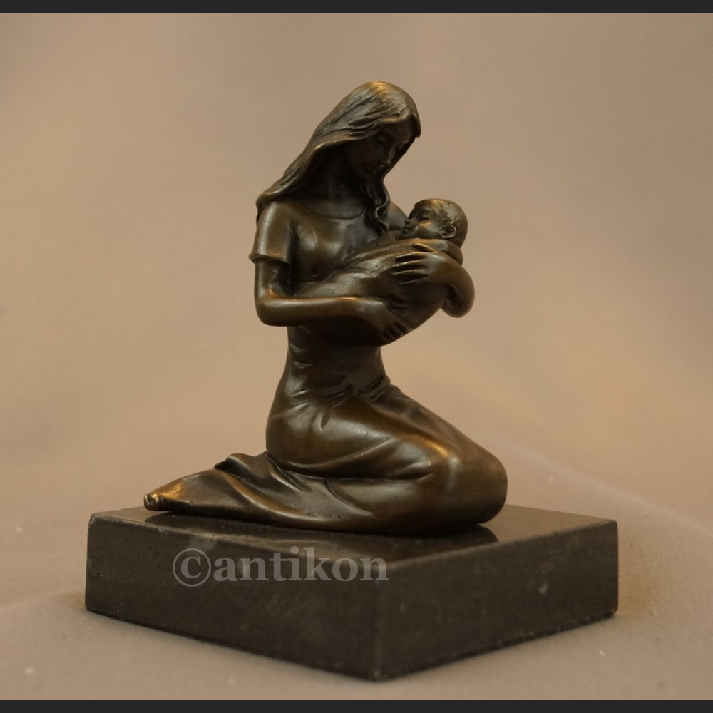 Macierzyństwo figurka z brązu 