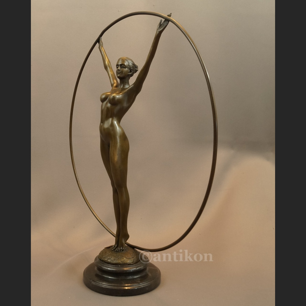 Rzeźba gimnastyczka z brązu art deco  Rzeźba gimnastyczka z brązu art deco