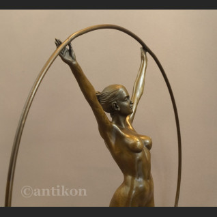Rzeźba gimnastyczka z brązu art deco  Rzeźba gimnastyczka z brązu art deco