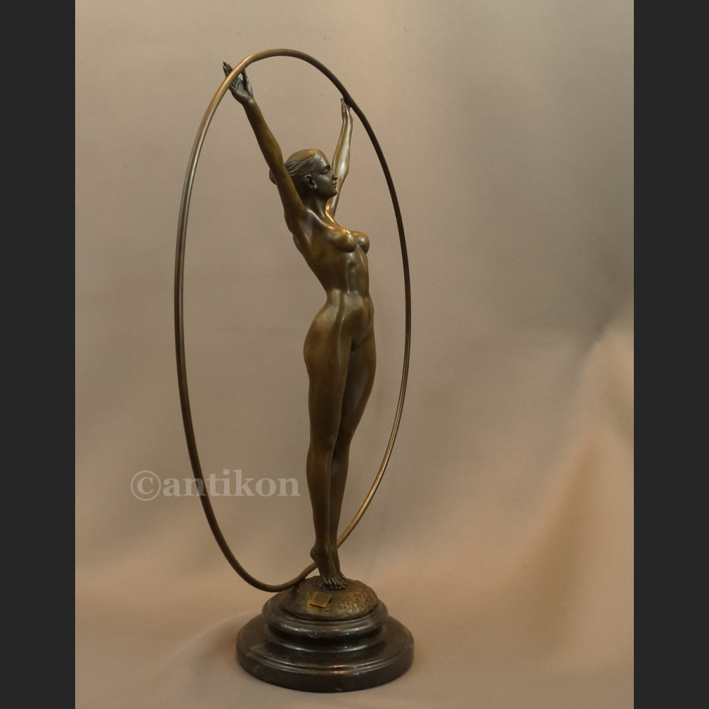 Rzeźba gimnastyczka z brązu art deco  Rzeźba gimnastyczka z brązu art deco