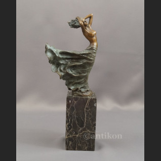 Rzeźba z brązu kobieta w rozwianej sukni 