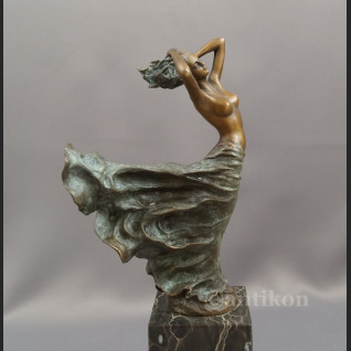 Rzeźba z brązu kobieta w rozwianej sukni 