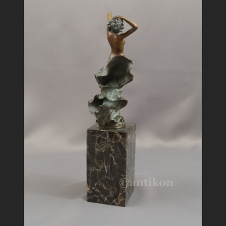 Rzeźba z brązu kobieta w rozwianej sukni 