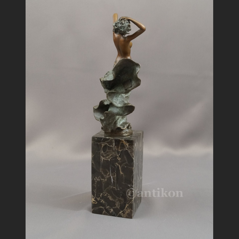 Rzeźba z brązu kobieta w rozwianej sukni 