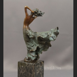 Rzeźba z brązu kobieta w rozwianej sukni 