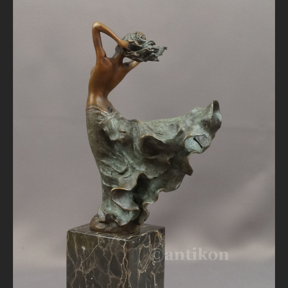 Rzeźba z brązu kobieta w rozwianej sukni 