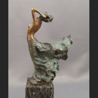 Rzeźba z brązu kobieta w rozwianej sukni 