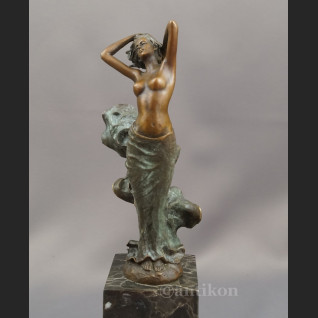 Rzeźba z brązu kobieta w rozwianej sukni 