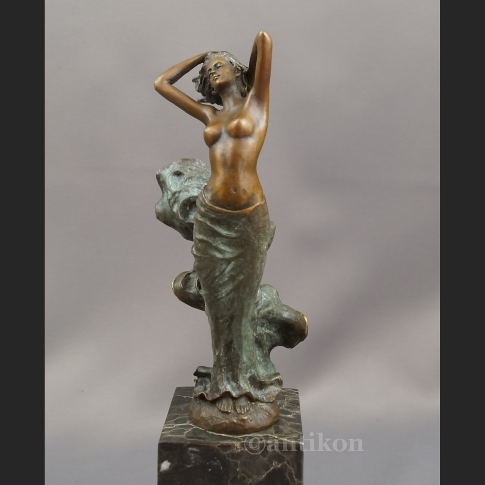 Rzeźba z brązu kobieta w rozwianej sukni 