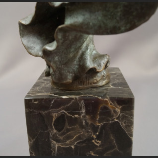 Rzeźba z brązu kobieta w rozwianej sukni 