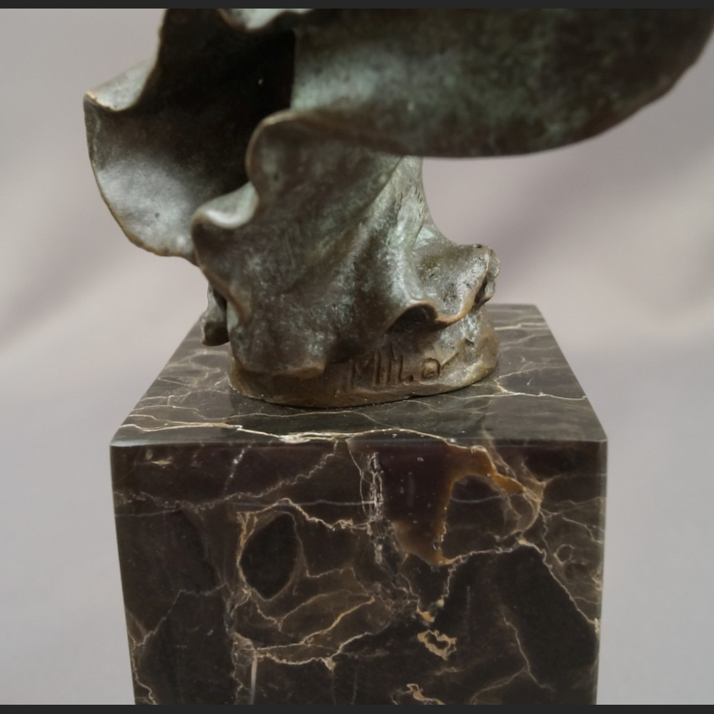 Rzeźba z brązu kobieta w rozwianej sukni 