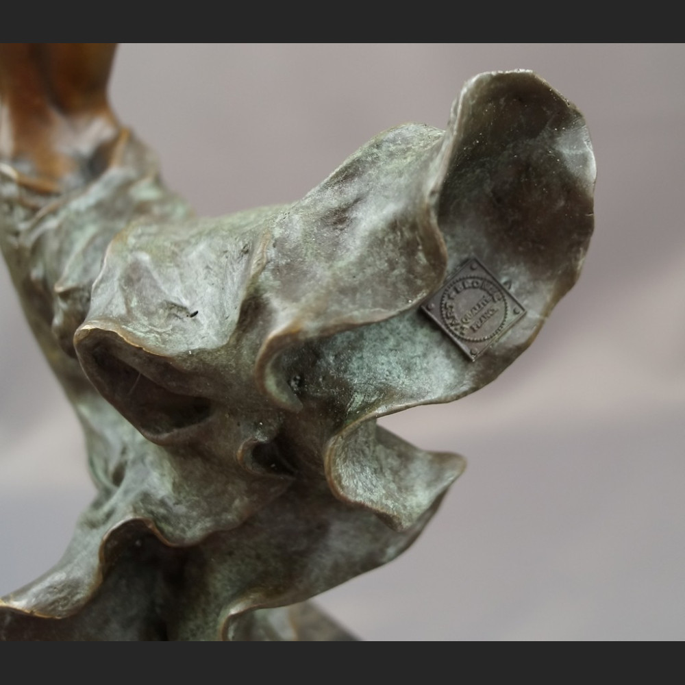 Rzeźba z brązu kobieta w rozwianej sukni 