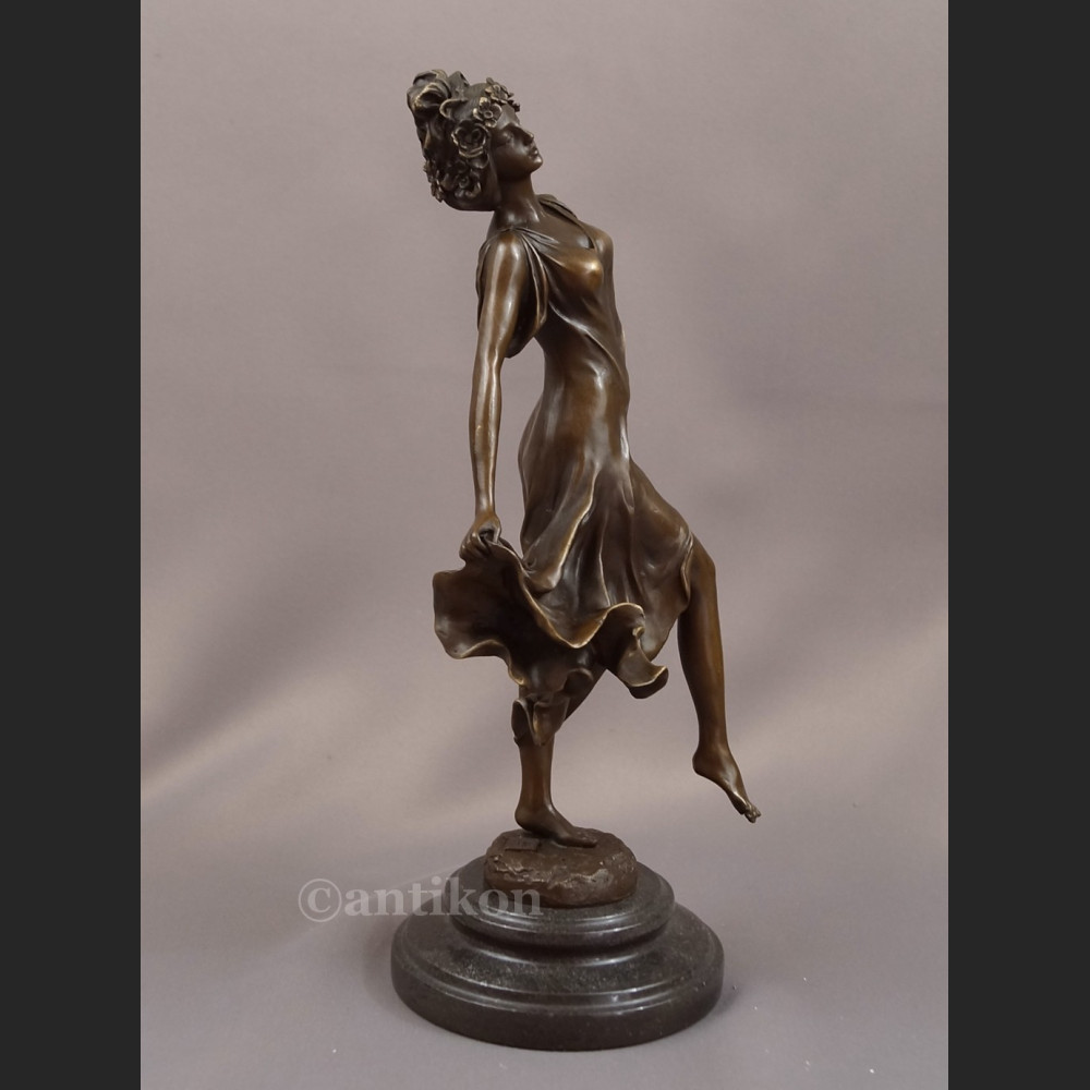 Figurka z brązu Primavera tańcząca dziewczyna Figurka z brązu Primavera tańcząca dziewczyna
