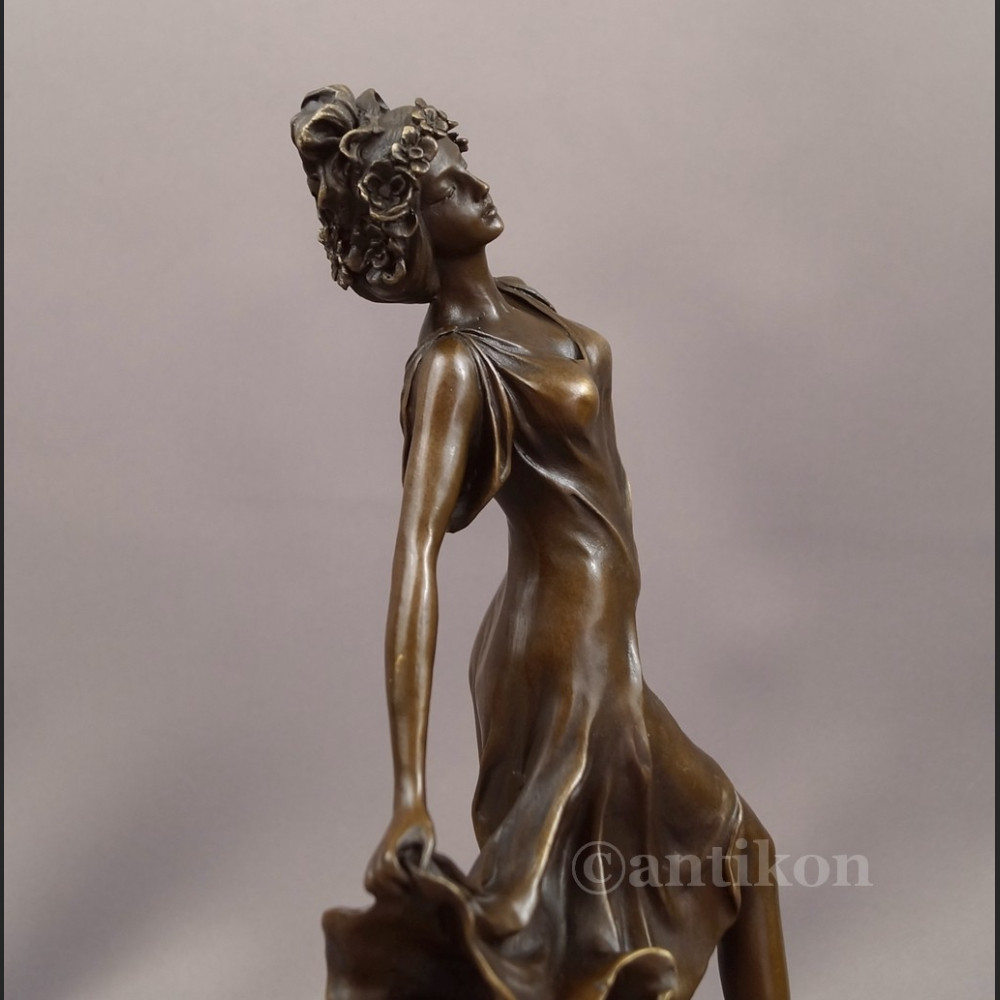 Figurka z brązu Primavera tańcząca dziewczyna Figurka z brązu Primavera tańcząca dziewczyna