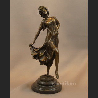 Figurka z brązu Primavera tańcząca dziewczyna 