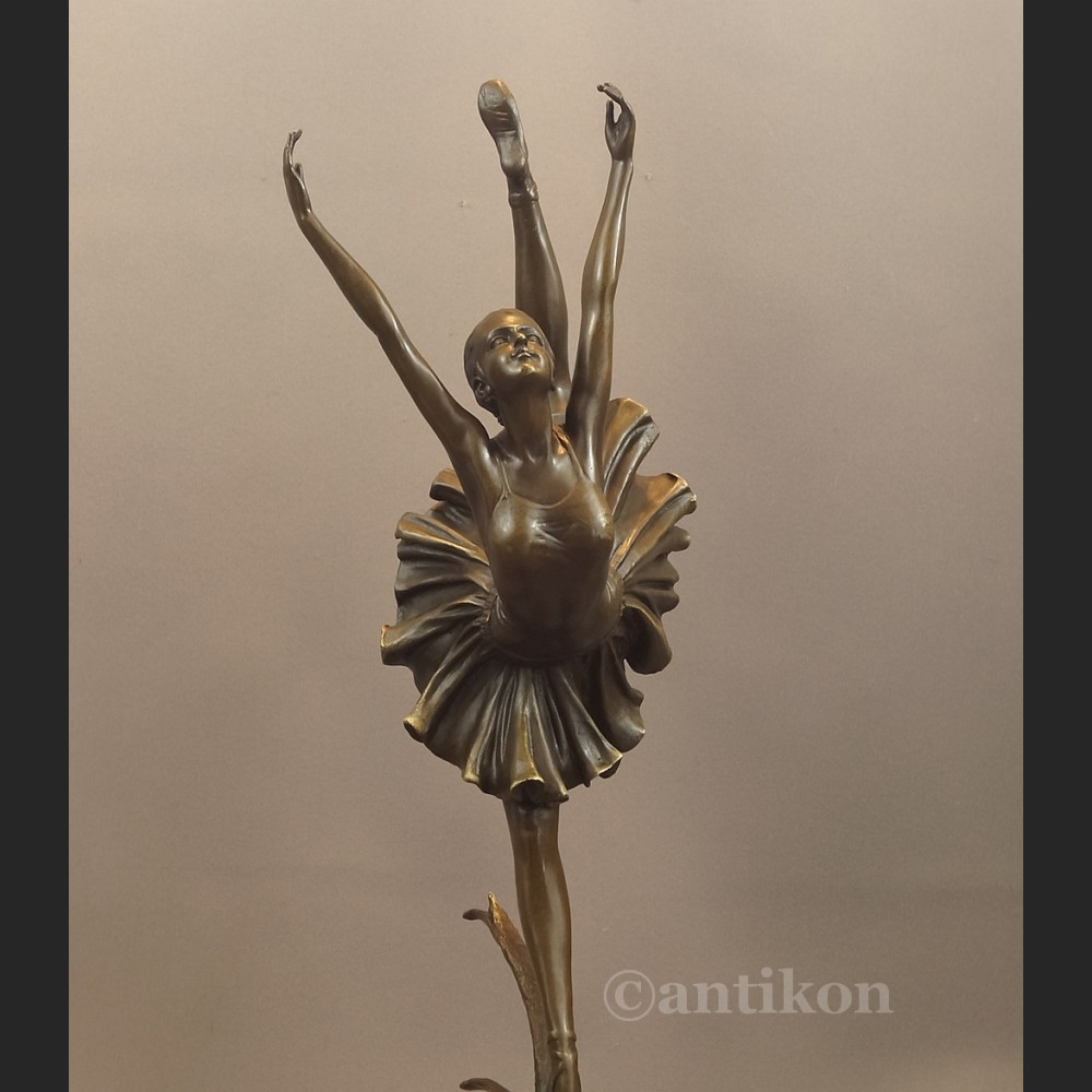 Duża rzeźba z brązu  baletnica Art Deco tancerka 