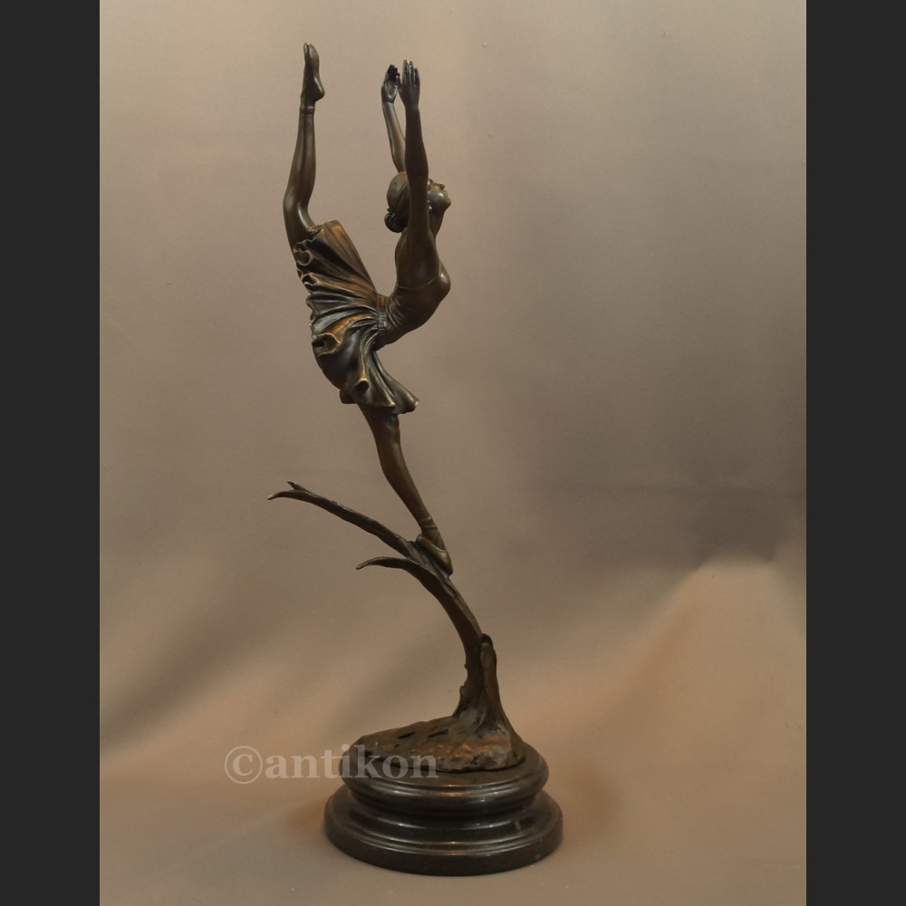 Duża rzeźba z brązu  baletnica Art Deco tancerka 