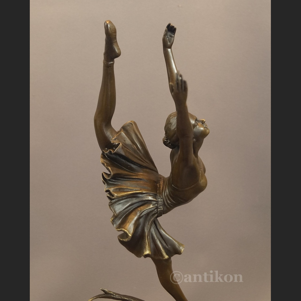 Duża rzeźba z brązu  baletnica Art Deco tancerka 
