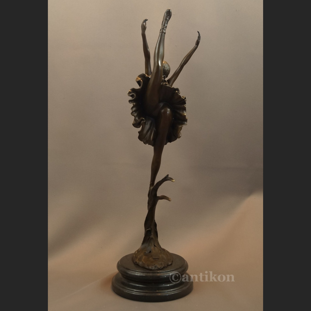 Duża rzeźba z brązu  baletnica Art Deco tancerka 