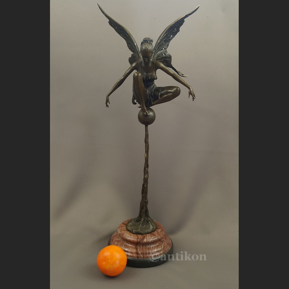 Rzeźba z brązu duża kobieta Motyl Dojrzewanie  Rzeźba z brązu duża kobieta Motyl Dojrzewanie