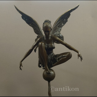 Rzeźba z brązu duża kobieta Motyl Dojrzewanie  Rzeźba z brązu duża kobieta Motyl Dojrzewanie