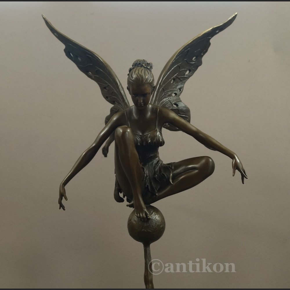 Rzeźba z brązu duża kobieta Motyl Dojrzewanie  Rzeźba z brązu duża kobieta Motyl Dojrzewanie