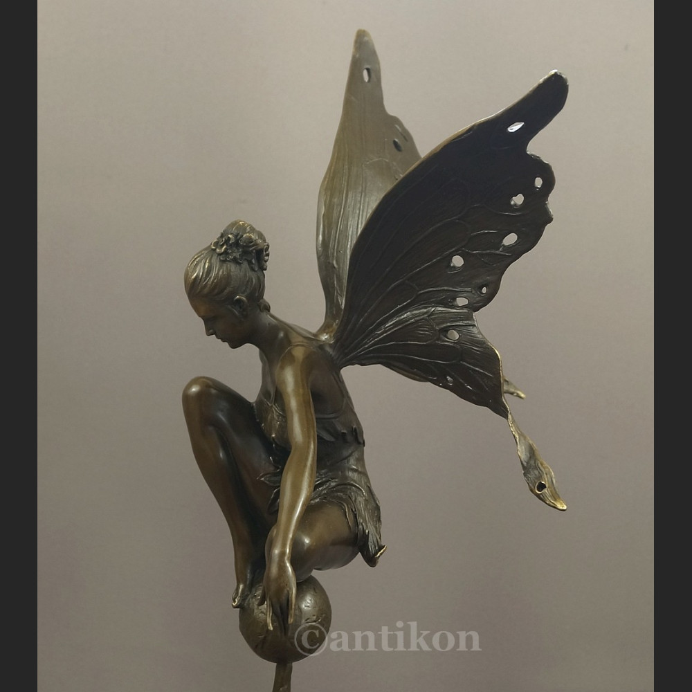 Rzeźba z brązu duża kobieta Motyl Dojrzewanie  Rzeźba z brązu duża kobieta Motyl Dojrzewanie