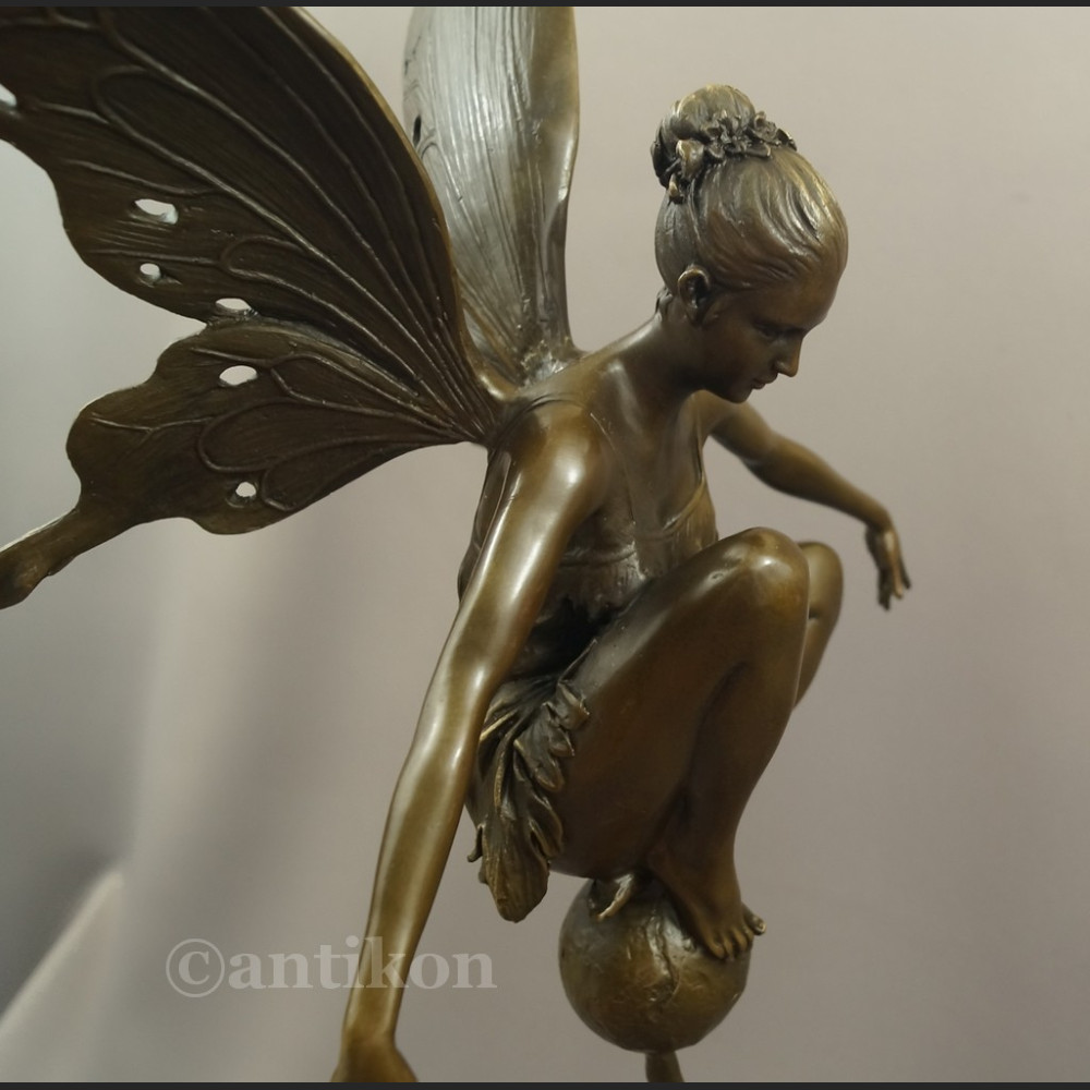 Rzeźba z brązu duża kobieta Motyl Dojrzewanie  Rzeźba z brązu duża kobieta Motyl Dojrzewanie