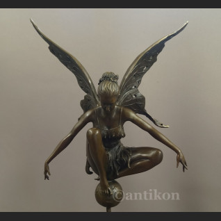 Rzeźba z brązu duża kobieta Motyl Dojrzewanie  Rzeźba z brązu duża kobieta Motyl Dojrzewanie