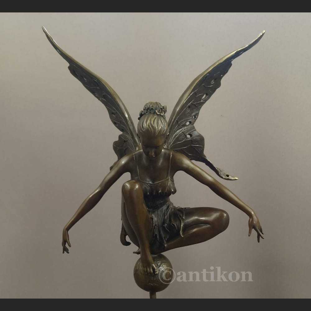 Rzeźba z brązu duża kobieta Motyl Dojrzewanie  Rzeźba z brązu duża kobieta Motyl Dojrzewanie