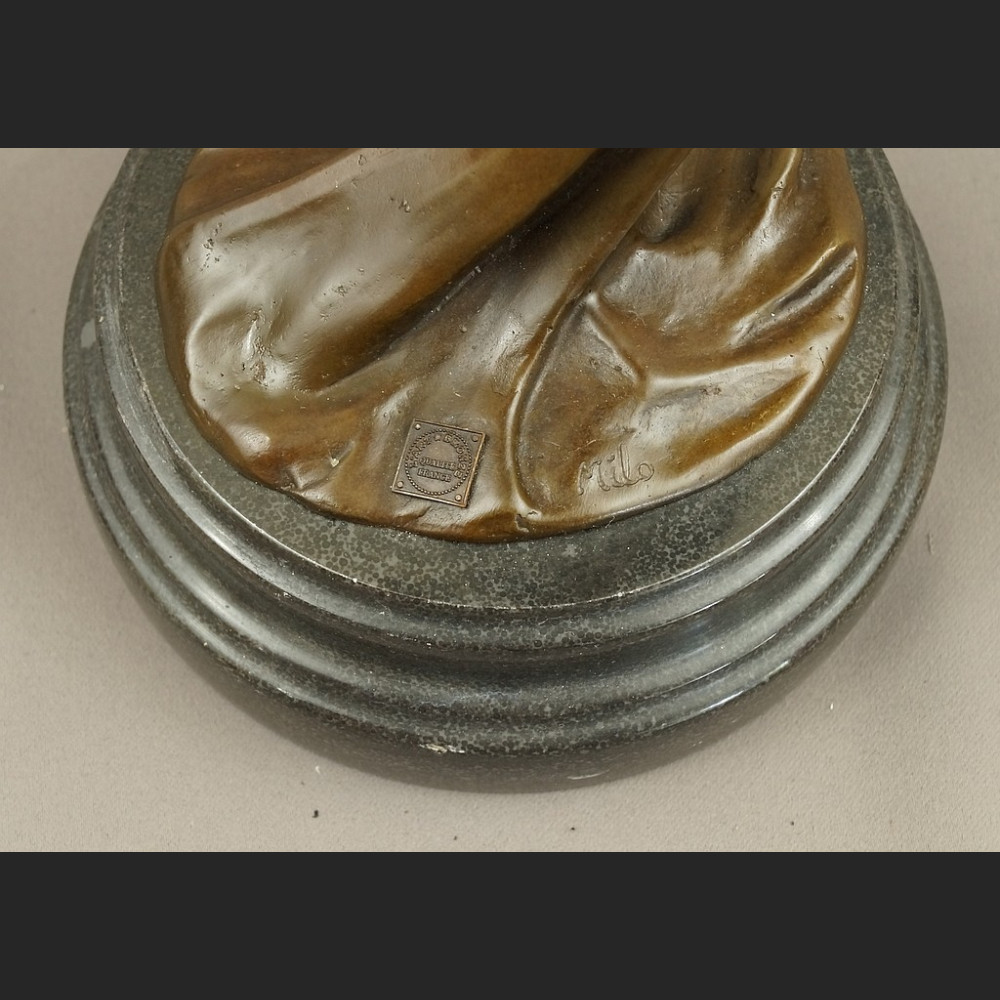 Figurka z brązu kobieta jak Motyl Dojrzewanie Figurka z brązu kobieta jak Motyl Dojrzewanie