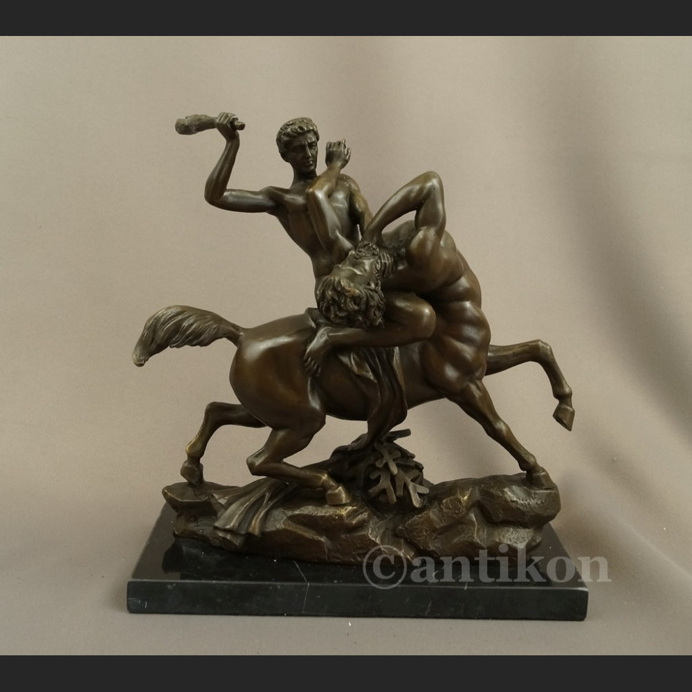 Herkules walczący z centaurem  figura z brązu