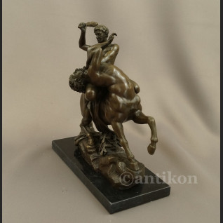 Herkules walczący z centaurem figura z brązu Herkules walczący z centaurem figura z brązu