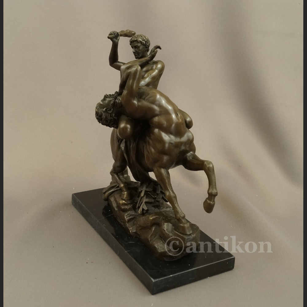 Herkules walczący z centaurem figura z brązu Herkules walczący z centaurem figura z brązu