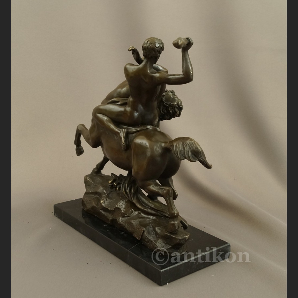 Herkules walczący z centaurem figura z brązu Herkules walczący z centaurem figura z brązu
